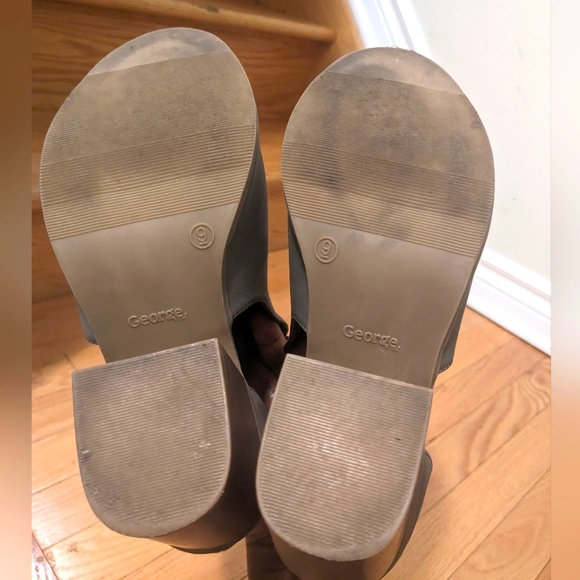 Cut-out Chunky Heels - Picture 4 of 5